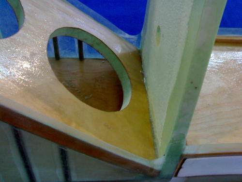 Kombinētā finiera, putuplasta spārna konstrukcija