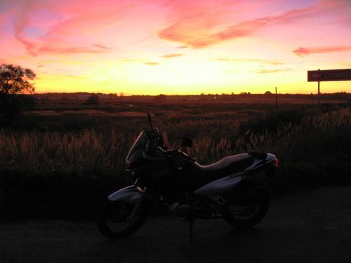 04 - Moto vakara gaismās