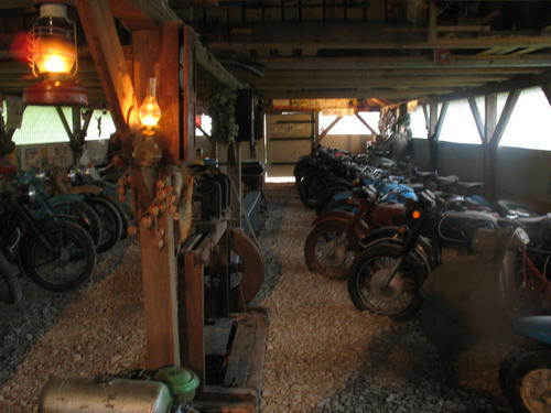 05 - Dzelzs zirgu stallis petrolejas lampiņu gaismā